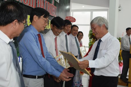 Ông  Phan Thành Dũng - Viện trưởng Viện Nghiên cứu Cao su VN tặng bằng khen của VRG cho các tập thể