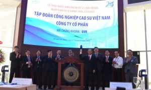 Ông Trần Ngọc Thuận - Chủ tịch HĐQT VRG thực hiện nghi thức đánh cồng, khởi động phiên giao dịch đầu tiên của cổ phiếu GVR