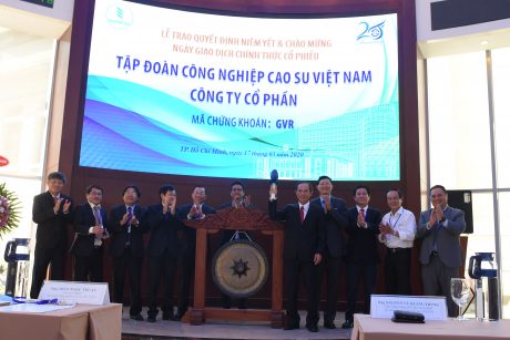 Ông Trần Ngọc Thuận - Chủ tịch HĐQT VRG thực hiện nghi thức đánh cồng, khởi động phiên giao dịch đầu tiên của cổ phiếu GVR