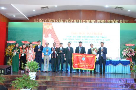 Đoàn Chủ tịch nhận cờ thi đua xuất sắc trong phong trào "Tôi yêu tổ quốc tôi" nhiệm kỳ 2014 - 2019