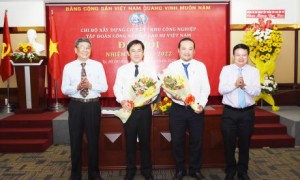 Lãnh đạo VRG trao hoa chúc mừng các đồng chí đắc cử vào Bí thư, Phó Bí thư Chi bộ Xây dựng cơ bản - KCN nhiệm kỳ 2020 - 2022