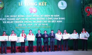 Anh Nguyễn Văn Bình (ngoài cùng bên trái) nhận Giải thưởng “Cao su Việt Nam” năm 2019. Ảnh: Đào Phong