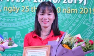 Chị Lê Thị Lệ nhận giải nhì tại Hội thi tìm hiểu 90 năm truyền thống ngành cao su VN.