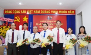 Đồng chí Trương Minh Trung - UV BTV Đảng ủy, Phó TGĐ VRG tặng hoa chúc mừng Ban Chấp hành khóa mới