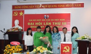 Chi bộ Hiệp hội tặng hoa cho đ/c Nguyễn Thị Kiều Nương – Bí thư Chi bộ Hiệp hội nhiệm kỳ 2015 – 2020