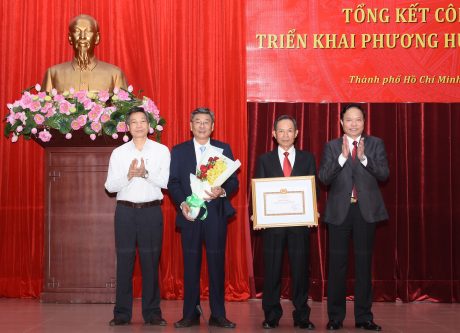 Đảng bộ VRG nhận Bằng khen đạt danh hiệu “Trong sạch vững mạnh” tiêu biểu năm 2018 của Đảng ủy Khối DNTW. Ảnh: Vũ Phong 
