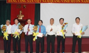 Ông Đặng Ngọc Tùng – nguyên Ủy viên TƯ Đảng, nguyên Chủ tịch Tổng LĐLĐ VN (thứ ba từ phải qua) trao “Bằng Lao động sáng tạo” của Tổng LĐ cho các cá nhân tại Hội nghị ngày 15/1/2019. Ảnh: Vũ Phong.