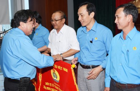 Ông Phan Mạnh Hùng - Chủ tịch CĐ CSVN tặng Cờ thi đua xuất sắc năm 2018 cho CĐ các đơn vị. Ảnh: Vũ Phong. 