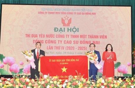 Bà Nguyễn Hòa Hiệp - Phó Chủ tịch UBND tỉnh Đồng Nai tặng bức trướng nhân kỷ niệm 45 năm thành lập TCT