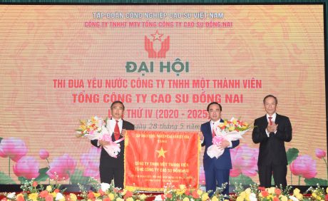 Ông Trần Ngọc Thuận - Bí thư Đảng ủy, Chủ tịch HĐQT VRG tặng bức trướng cho TCT