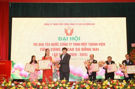 Ông Huỳnh Văn Bảo - TGĐ VRG khen thưởng cho NLĐ trực tiếp có thành tích xuất sắc trong 5 năm qua