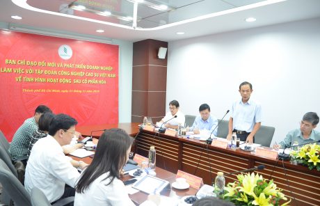Chủ tịch HĐQT VRG Trần Ngọc  Thuận nêu kiến nghị với đoàn công tác