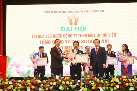 Ông Đỗ Minh Tuấn - TGĐ và ông Nguyễn Văn Thắng - Phó TGĐ trao thưởng cho các cá nhân