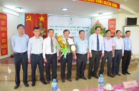 Ông Trương Minh Trung – Phó TGĐ VRG tặng hoa cho ông Trần Minh – Nguyên Chủ tịch HĐQT Cơ khí Cao su