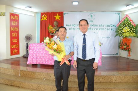 Ông Trương Minh Trung – Phó TGĐ VRG và HĐQT Công ty Cơ khí Cao su tặng hoa chúc mừng ông Huỳnh Tấn Siêu – Phó Ban Công nghiệp VRG giữ chức Chủ tịch HĐQT công ty