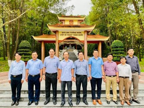Nhân chuyến làm việc tại Hà Tĩnh, đoàn công tác VRG đã đến viếng, tưởng niệm đền thờ Thanh niên xung phong ngã ba Đồng Lộc