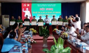 Ông Nguyễn Tiến Đức - Phó TGĐ trao bằng khen cho các tập thể và cá nhân tại hội nghị