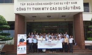 Đại diện lãnh đạo công ty, huấn luyện viên và các học viên tham gia khóa đào tạo TWI.