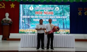 Ông Nguyễn Trường Thọ - Phó TGĐ Công ty TNHH MTV Cao su Dầu Tiếng - Chủ tịch HĐQT Công ty Cổ phần Dầu Tiếng - Kratie và Công ty Cổ phần Dầu Tiếng - Campuchia trao quyết định bổ nhiệm ông Trịnh Văn Hoàng