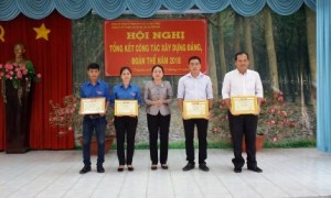 Bà Lý Thiện Nữ – UVTV – Phó chủ tịch Công đoàn công ty trao bằng khen của Công đoàn Cao su Việt Nam cho các cá nhân và tập thể Nông trường Cao su An Lập