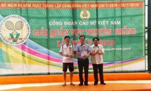 Ông Phan Mạnh Hùng - Chủ tịch Công đoàn Cao su Việt Nam trao cúp vô địch cho đôi VĐV CĐ Cao su Dầu Tiếng