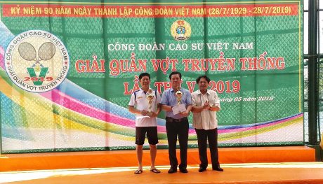Ông Phan Mạnh Hùng - Chủ tịch Công đoàn Cao su Việt Nam trao cúp vô địch cho đôi VĐV CĐ Cao su Dầu Tiếng