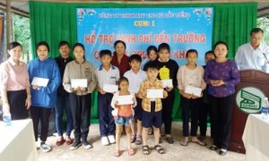 Bà Huỳnh Thị Cẩm Hồng - Phó Bí thư Thường trực Đảng ủy và bà Lý Thiện Nữ - Chủ tịch Công đoàn Công ty trao kinh phí hỗ trợ cho các cháu học sinh thuộc nông trường An Lập, Thanh An, Bến Súc.