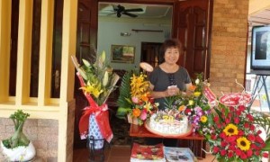 Bà Lê Thị Mác trong lần sinh nhật thứ 70 do bạn bè tổ chức. Ảnh: Nguyễn Văn Liêm