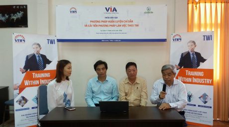 Ông Nguyễn Thành Được - Phó TGĐ công ty (bên phải) trao đổi một số vấn đề liên quan sau khóa huấn luyện. 