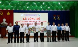 Đại diện lãnh đạo VRG và công ty chúc mừng các cá nhân được giao nhiệm vụ