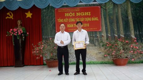 Lãnh đạo Nông trường Thanh An trao giấy khen cho các đảng viên hoàn thành xuất sắc nhiệm vụ năm 2018.