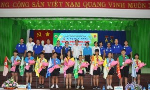 Chi đoàn Nông trường Bachiang III làm cầu tại bản Thông Căm Lây