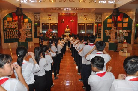Đại biểu thiếu nhi dự Trại hè Hoa Phượng đỏ Công ty năm 2019 dâng hương Bác Hồ tại Nhà Truyền thống 