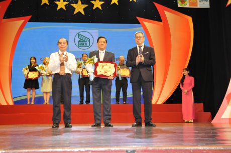 Ông Nguyễn Văn Minh – Phó Bí thư Đảng ủy, Phó Tổng Giám đốc Thường trực Công ty đón nhận danh hiệu “Sản phẩm, dịch vụ uy tín hội nhập”.