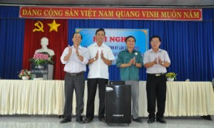 Lãnh đạo Nông trường tặng quà cho CNLĐ Nông trường