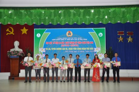Đ/c Phan Mạnh Hùng - Chủ tịch Công đoàn cao su Việt Nam trao Bằng khen cho các công nhân làm kinh tế gia đình giỏi