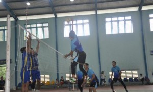 Trận khai mạc giải giữa hai đội bóng chuyền Phòng Thanh tra Bảo vệ Công ty và nông trường Cao su Bến Súc