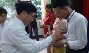 Ông Lại Xuân Chiến - Công sứ Đại sứ quán Việt Nam tại Campuchia trao cúp kiện tướng cho anh Keo Koeurn