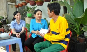 Bà Lý Thiện Nữ - Chủ tịch CĐ Cao su Dầu Tiếng thăm hỏi và tặng quà CNLĐ khó khăn trong TCN 2020