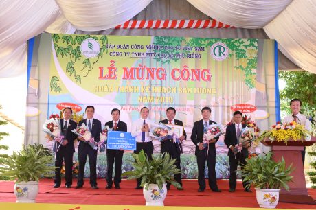 Ông Lê Thanh Tú – Phó TGĐ VRG trao thưởng cho công ty