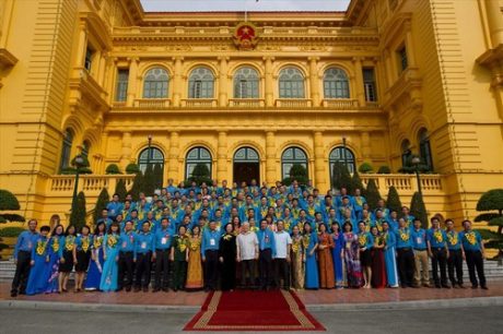 Tổng bí thư, Chủ tịch Nước Nguyễn Phú Trọng chụp ảnh với cán bộ công đoàn tiêu biểu toàn 