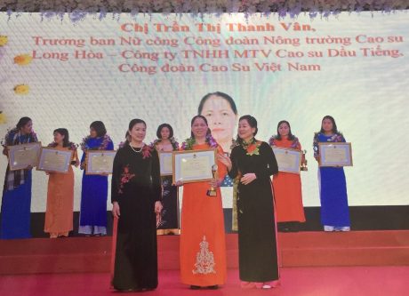 Chị Trần Thị Thanh Vân được vinh danh tại Hội nghị Biểu dương cán bộ nữ công tiêu biểu toàn quốc lần 2 năm 2019. 