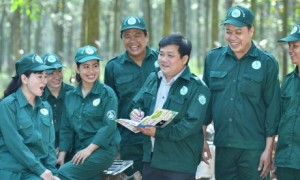 Ông Nguyễn Thanh Minh - Bí thư Đảng ủy, Giám đốc NT Long Tân (giữa) thăm hỏi, động viên công nhân khai thác tại vườn cây vào những ngày cuối năm 2019.