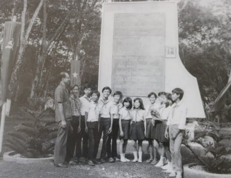 Các cháu thiếu nhi con em CNVC-LĐ Cao su Đồng Phú tại Bia kỷ niệm 70 năm Cách mạng Tháng 10 Nga. 