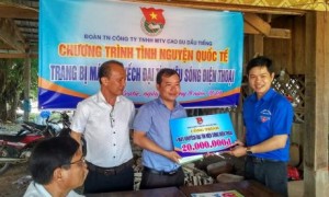 Đ/c Lê Quốc Bảo – Bí thư ĐTN Cao su Dầu Tiếng (bên phải) trao tiền hỗ trợ của công trình thanh niên cho dự án tại Campuchia.