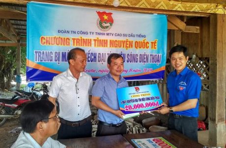 Đ/c Lê Quốc Bảo – Bí thư ĐTN Cao su Dầu Tiếng (bên phải) trao tiền hỗ trợ của công trình thanh niên cho dự án tại Campuchia.