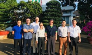 Dương Trung Hiếu – Phó Bí thư ĐTN, Phó Ban Xuất Nhập khẩu Cao su Phú Riềng (ngoàii cùng bên trái) làm việc với đối tác nước ngoài.