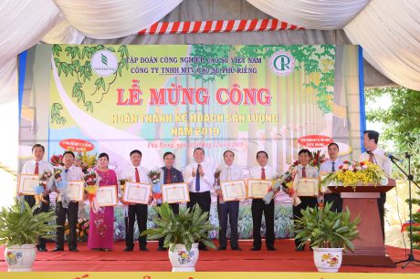 Ông Lê Thanh Tú – Phó TGĐ VRG trao bằng khen cho 9 NT xuất sắc hoàn thành sớm kế hoạch