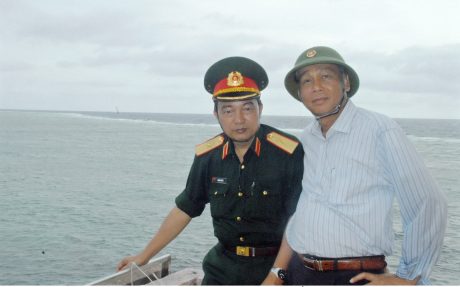 Ông Lê Minh Châu – Phó TGĐ VRG cùng Thiếu tướng Phạm Văn Dĩ – Chính ủy Quân khu 7 trong chuyến công tác tại Trường Sa năm 2011. Ảnh: Vũ Phong.