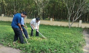 Ông Phan Mạnh Hùng – Chủ tịch CĐ CSVN và lãnh đạo Công ty CPCS Đồng Phú thực hiện nghi thức khởi công tôn tạo Khu di tích Phú Riềng Đỏ. Ảnh: Minh Tuấn.